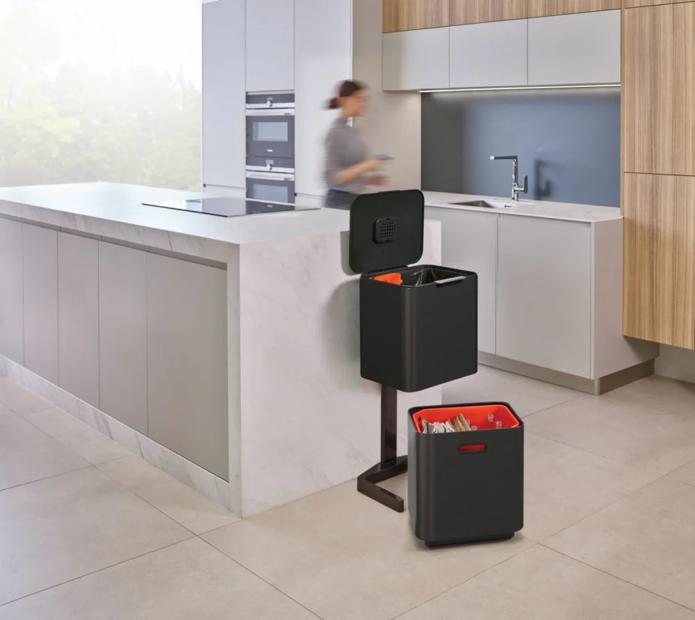 פח אשפה TOTEM שחור 60L - Image 4